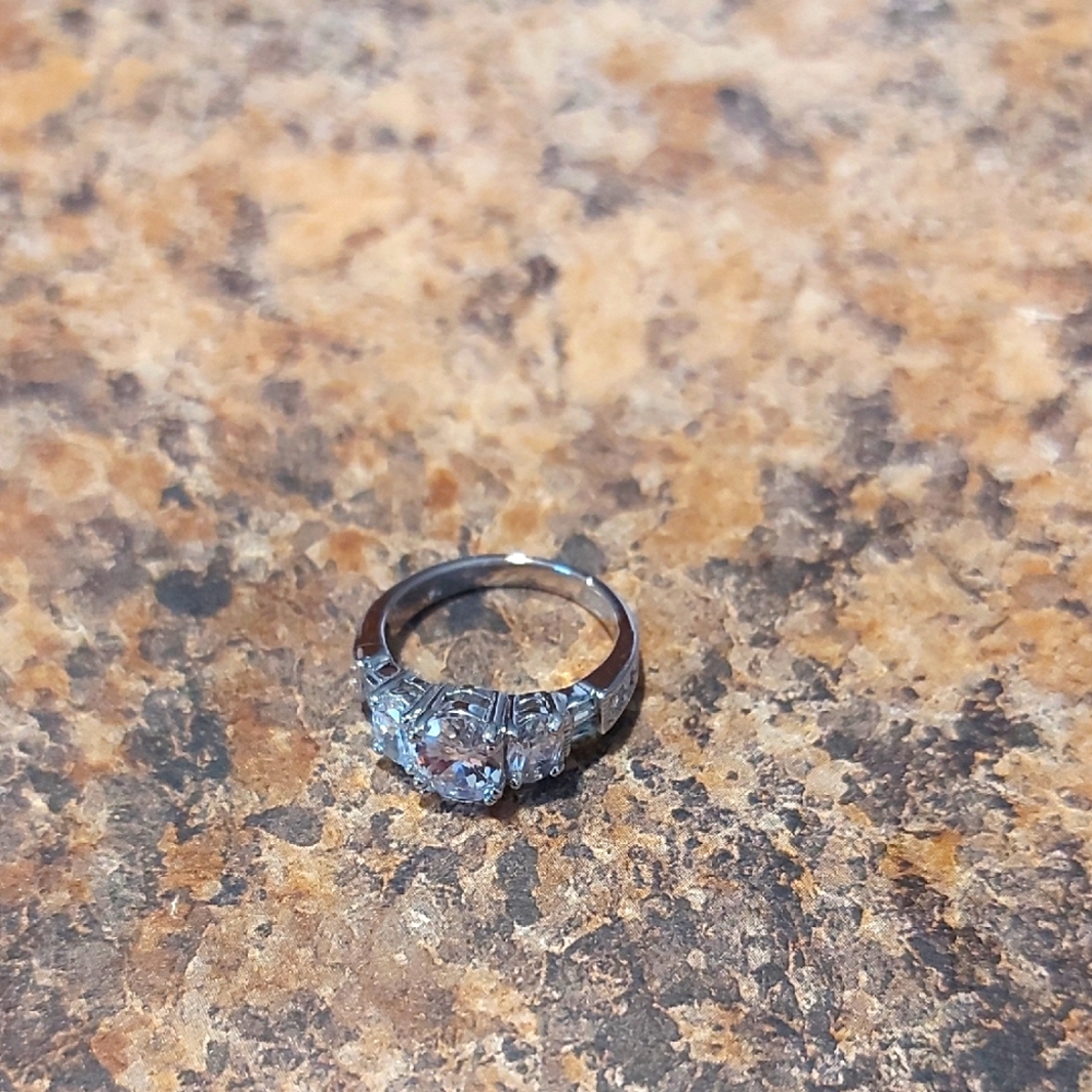 925 Elegant Silver Ring with Clear Stones